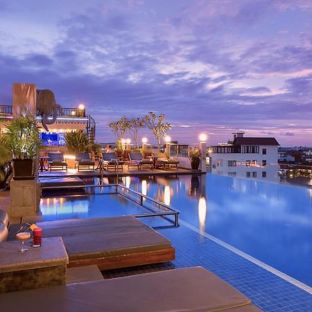 Two Seasons Siem Reap Hotel Eksteriør billede The rooftop pool at the hotel