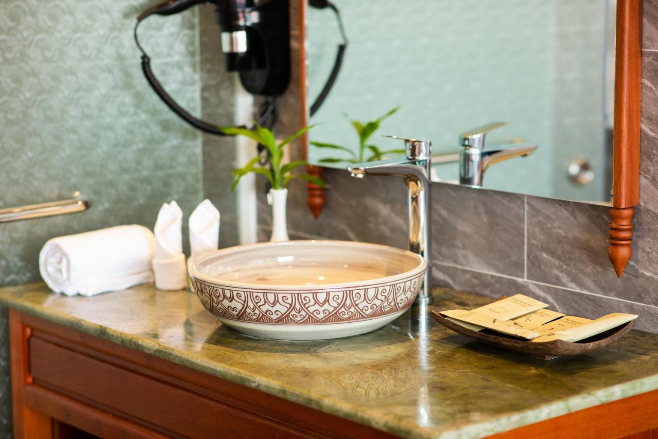 Two Seasons Siem Reap Hotel Eksteriør billede A vessel sink
