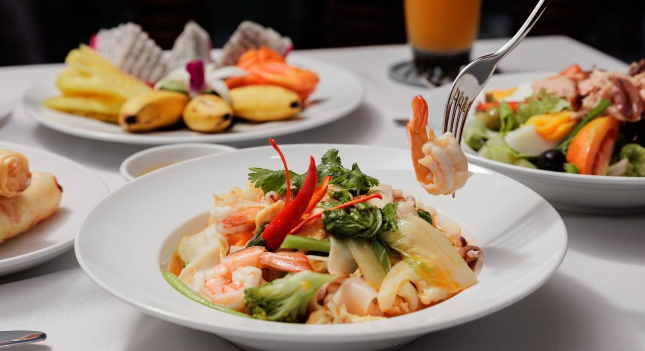 Two Seasons Siem Reap Hotel Eksteriør billede Seafood salad