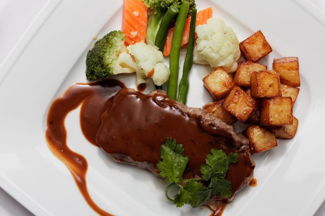 Two Seasons Siem Reap Hotel Eksteriør billede A steak and vegetables meal