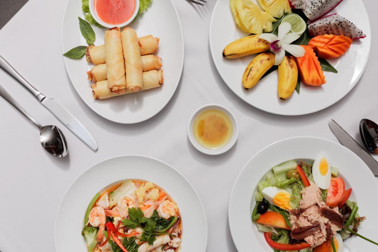 Two Seasons Siem Reap Hotel Eksteriør billede A selection of Thai food