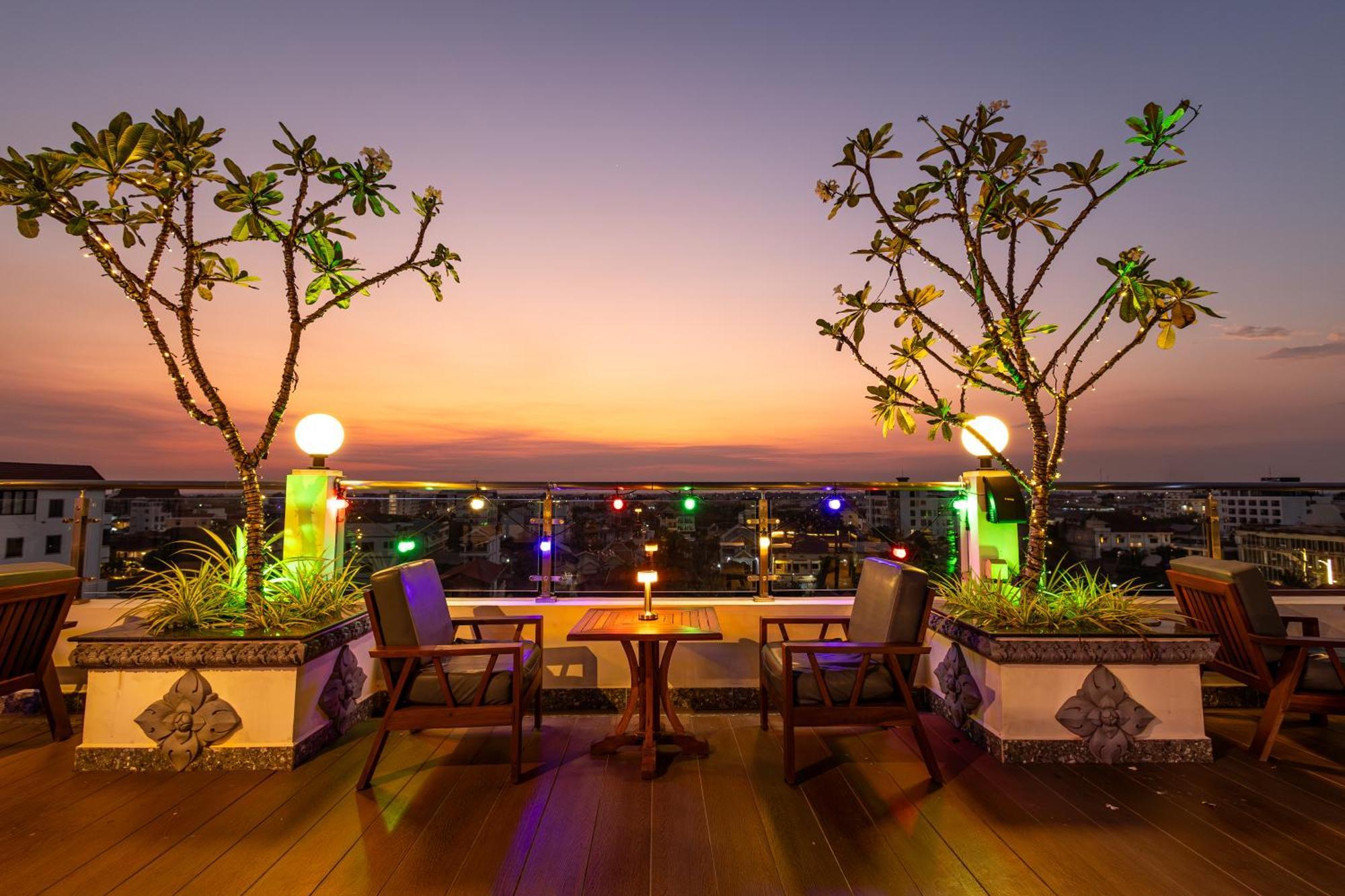 Two Seasons Siem Reap Hotel Eksteriør billede Rooftop bar in Bangkok, Thailand